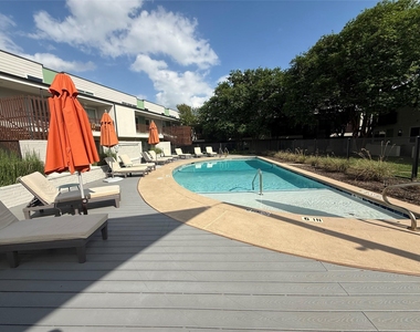 2200 Dickson Dr - Photo Thumbnail 9