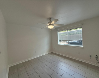 2200 Dickson Dr - Photo Thumbnail 4