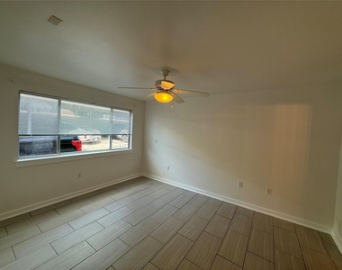 2200 Dickson Dr - Photo Thumbnail 6