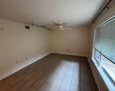 2200 Dickson Dr - Photo Thumbnail 5
