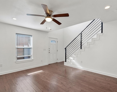 6211 Manor Rd - Photo Thumbnail 4