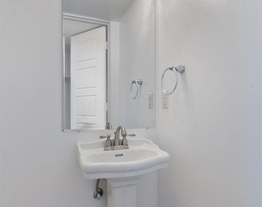 6211 Manor Rd - Photo Thumbnail 9