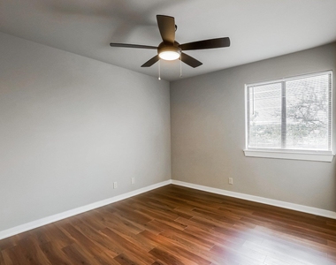 5909 Lago Vista Way - Photo Thumbnail 7