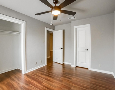 5909 Lago Vista Way - Photo Thumbnail 8