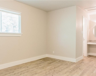 1302 E 52nd St - Photo Thumbnail 3