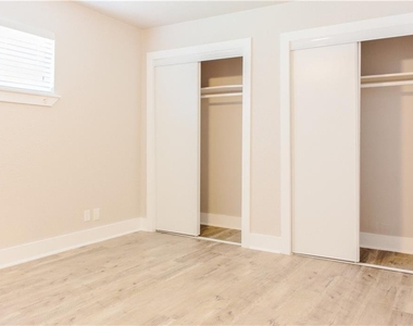 1302 E 52nd St - Photo Thumbnail 5
