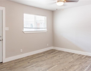 1302 E 52nd St - Photo Thumbnail 2
