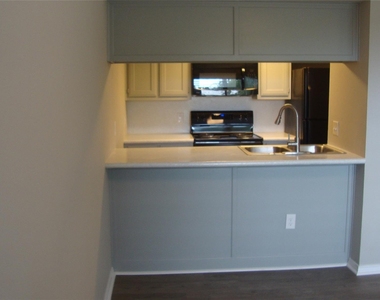 20802 Bonanza St - Photo Thumbnail 2