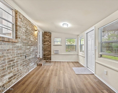 1683 Morningside Drive - Photo Thumbnail 12