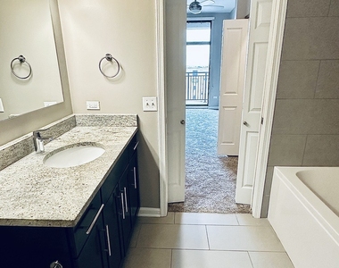 2300 S Michigan Avenue - Photo Thumbnail 2