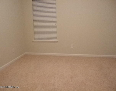 7002 Roundleaf Drive - Photo Thumbnail 10