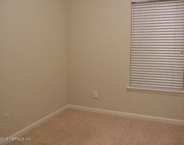 7002 Roundleaf Drive - Photo Thumbnail 9