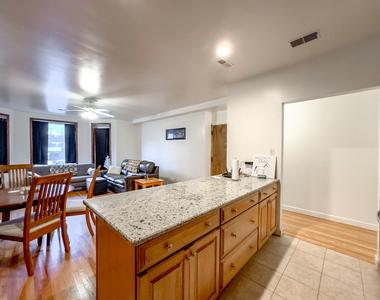6711 N Sheridan Road - Photo Thumbnail 3