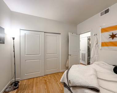 6711 N Sheridan Road - Photo Thumbnail 12