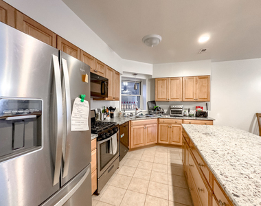 6711 N Sheridan Road - Photo Thumbnail 2