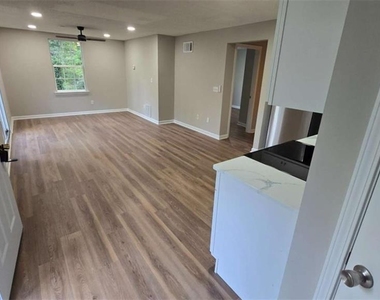 3025 Mangum Drive - Photo Thumbnail 6