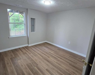3025 Mangum Drive - Photo Thumbnail 9