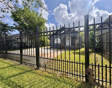 4106 Robertson Street - Photo Thumbnail 2