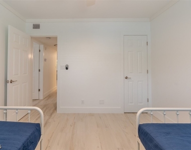 1100 Gulf Shore Boulevard N - Photo Thumbnail 13