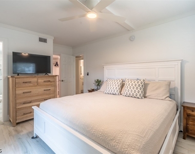 1100 Gulf Shore Boulevard N - Photo Thumbnail 14