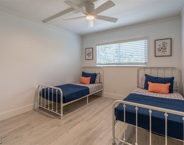 1100 Gulf Shore Boulevard N - Photo Thumbnail 3