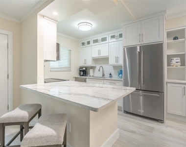 1100 Gulf Shore Boulevard N - Photo Thumbnail 8