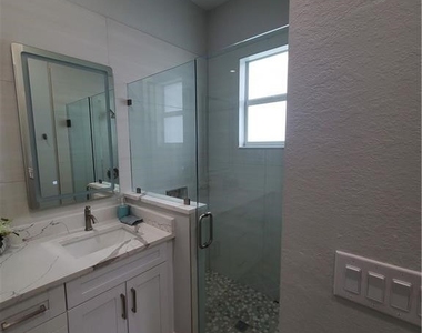 603 W 9th Street - Photo Thumbnail 11