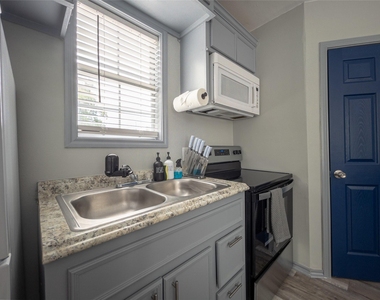 7124 Avenue F - Photo Thumbnail 5