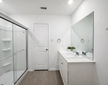 15679 Plum Brook Dr - Photo Thumbnail 4