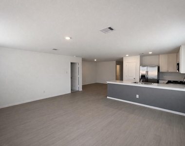 15679 Plum Brook Dr - Photo Thumbnail 2