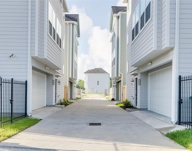 709 Link Road - Photo Thumbnail 4