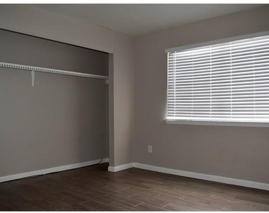 5625 Antoine Drive - Photo Thumbnail 6