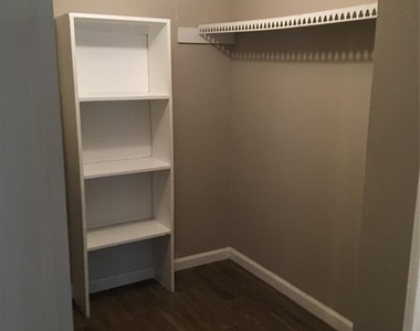 5625 Antoine Drive - Photo Thumbnail 4