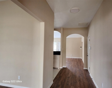 1926 Wavell Street - Photo Thumbnail 4