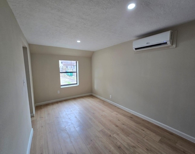 1723 Alta Vista Street - Photo Thumbnail 2