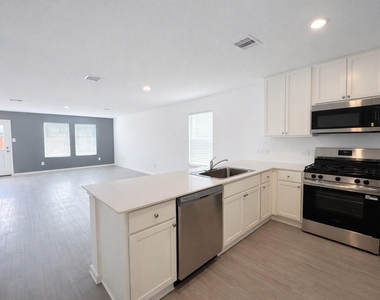 15684 Plum Brook Dr - Photo Thumbnail 2