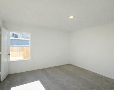 15684 Plum Brook Dr - Photo Thumbnail 4
