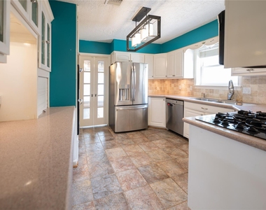 7546 Maple Tree Drive - Photo Thumbnail 12