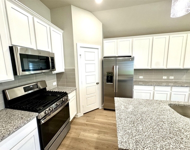8615 Jetty Glen Drive - Photo Thumbnail 11