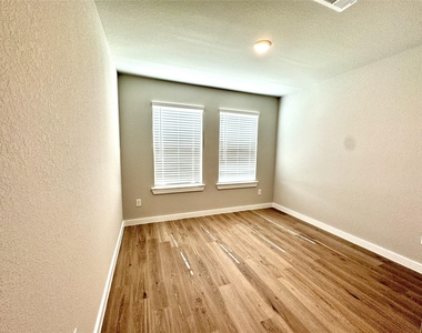 8615 Jetty Glen Drive - Photo Thumbnail 4