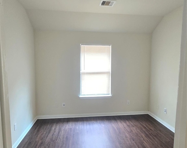 2112 Davis Street - Photo Thumbnail 6