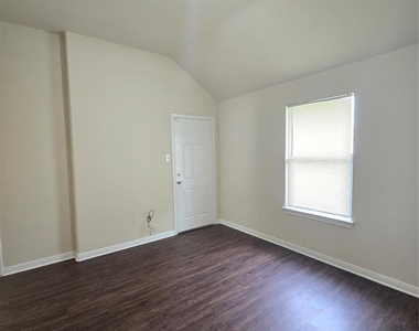 2112 Davis Street - Photo Thumbnail 13