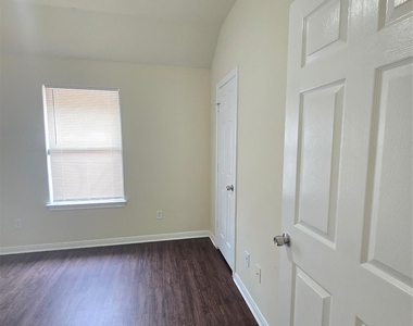 2112 Davis Street - Photo Thumbnail 9