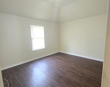2112 Davis Street - Photo Thumbnail 12