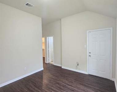 2112 Davis Street - Photo Thumbnail 14