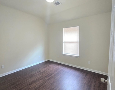 2112 Davis Street - Photo Thumbnail 8