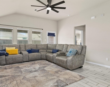2214 Sand Lily Drive - Photo Thumbnail 11