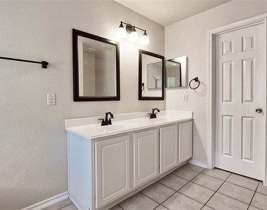 74 Blue Creek Court Court - Photo Thumbnail 15