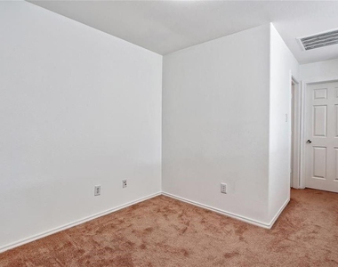 74 Blue Creek Court Court - Photo Thumbnail 16