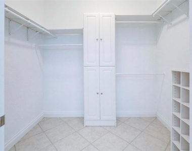 7032 River Run Boulevard - Photo Thumbnail 12